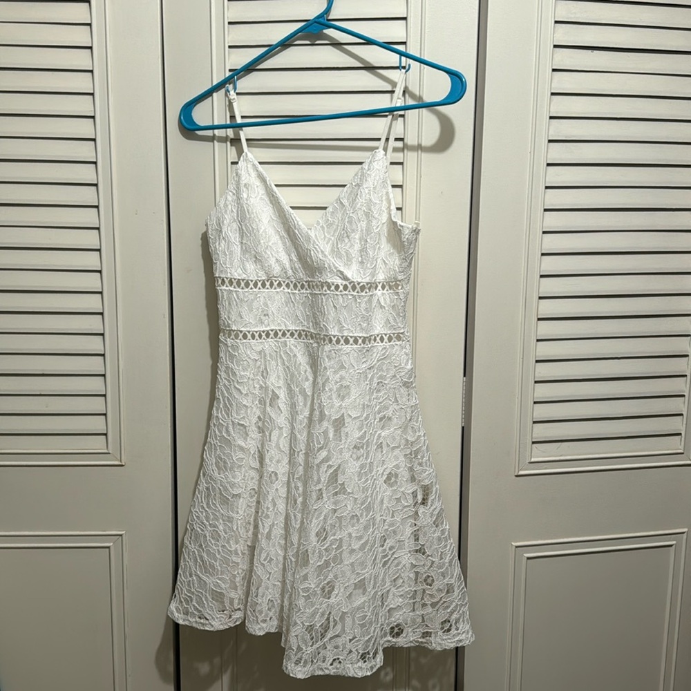 Lined white dress. Gorgeous